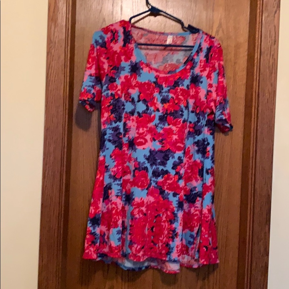 Medium lularoe perfect tee